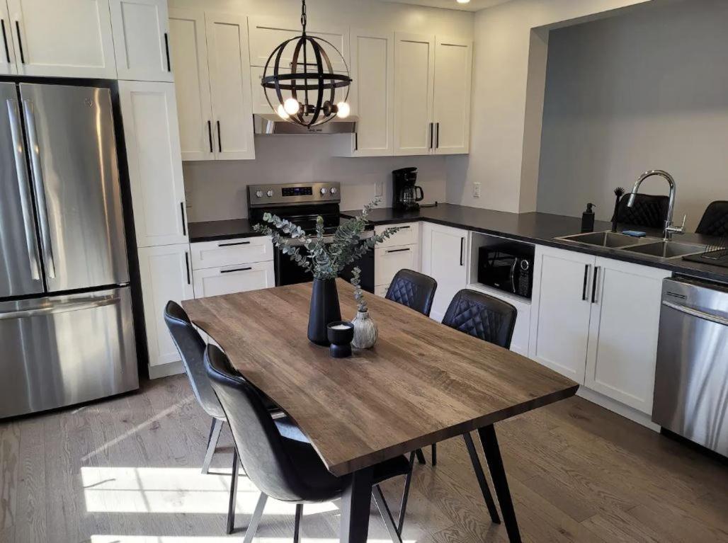 Free Parking, Beautiful 4 1/2- 2 Bedroom Apartment Montreal Luaran gambar
