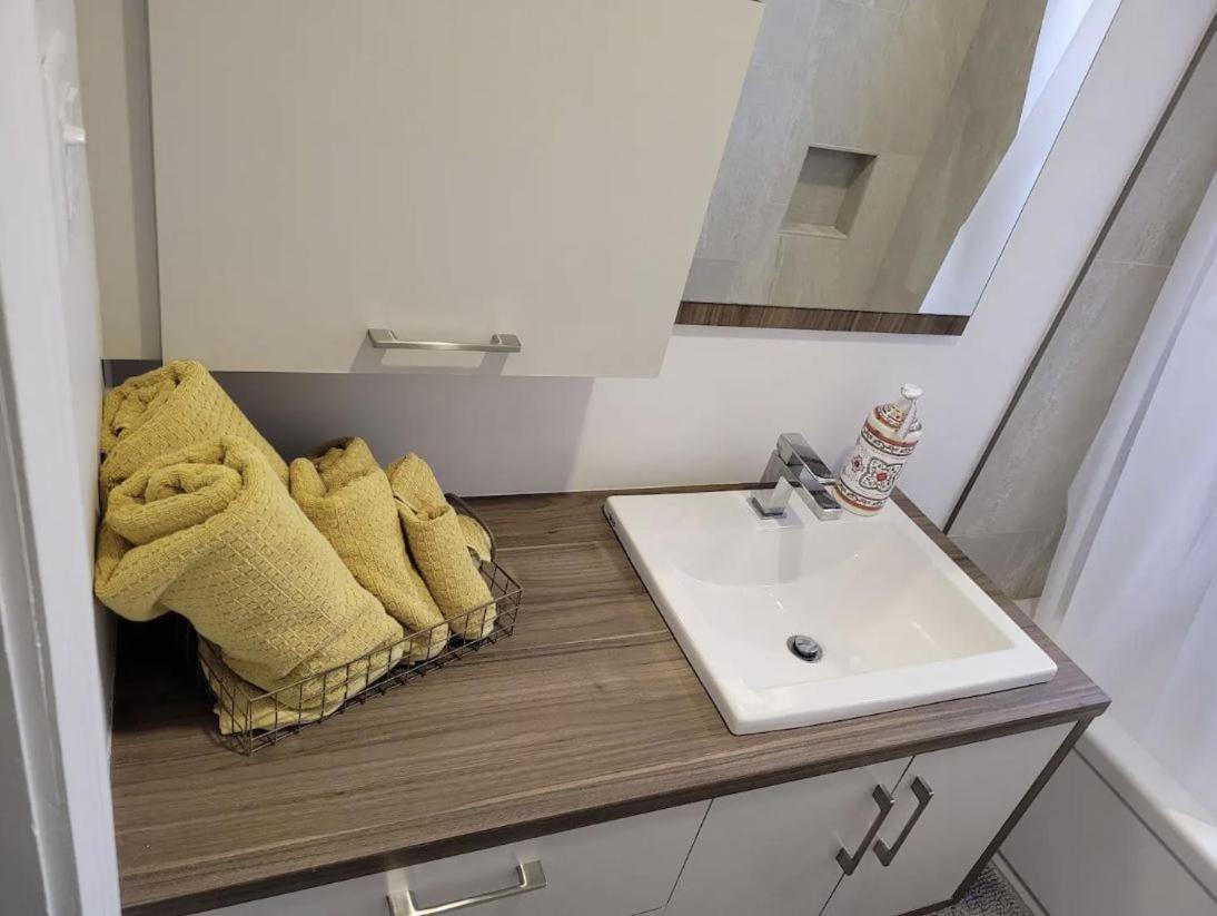 Free Parking, Beautiful 4 1/2- 2 Bedroom Apartment Montreal Luaran gambar